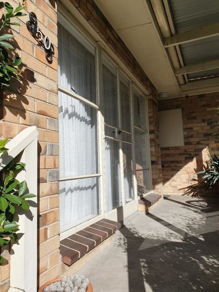 E.P's Post-War 1960's triple fronted brick veneer home ...
