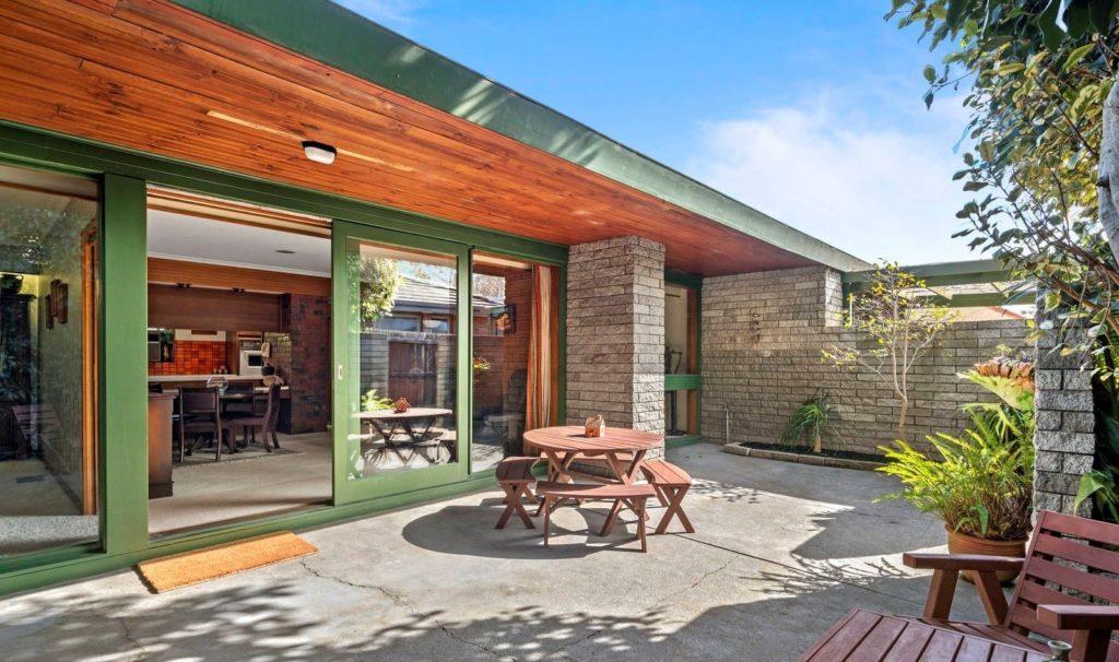 M.G’s Mid-century modern home in Beaumaris, Victoria, built by Lewis-Coote Homes, gets a Dr Retro House Call