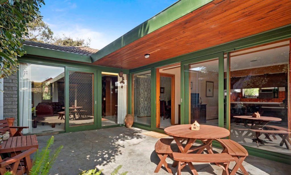 M.G’s Mid-century modern home in Beaumaris, Victoria, built by Lewis-Coote Homes, gets a Dr Retro House Call